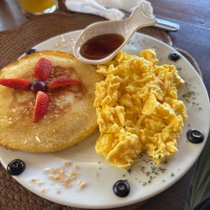 Desayuno de Pancake con huevos revueltos