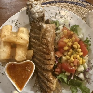 Almuerzo Lunch - Corvina frita
