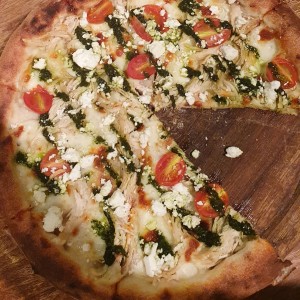 pizza pollo y pesto