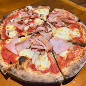 Pizza personal de jamon con hongos
