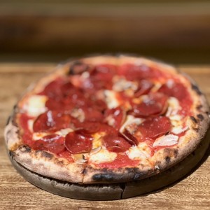 Pizza personal de peperonis con hongos