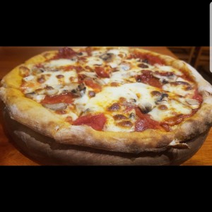pizza peperonni con hongos