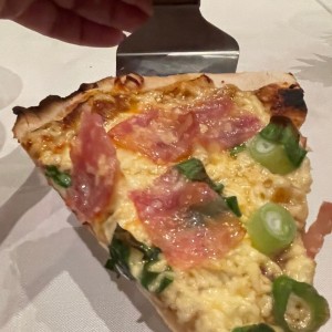 pizza del Chef /salsa BBQ, jamon, queso, cebolla.