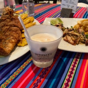 Pescado frito, pulpo y pisco sour