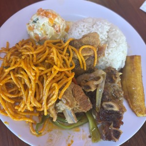 Arroz blanco, costillas, spaghetti