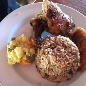 comida con pollo asado