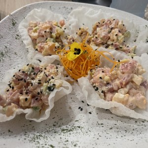 Tuna tartare en canastas de arroz