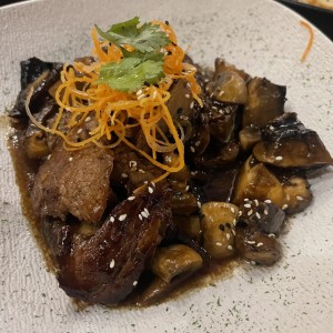 Carne fusion con hongos frescos