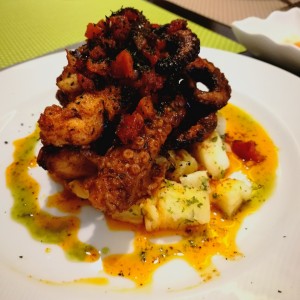 Pulpo a la gallega con yuca al moho