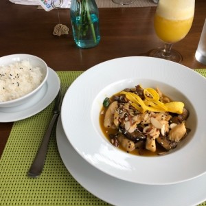 Pollo en salsa de marucya con hongos, espinaca y almendras von arroz blanco cob sesamo