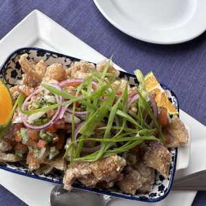 Chicharrón Crujiente con yuca y Pico de Gallo
