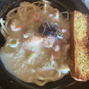 Alfredo con camarones