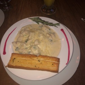 Raviolis 3 quesos en salsa alfredo + pollo