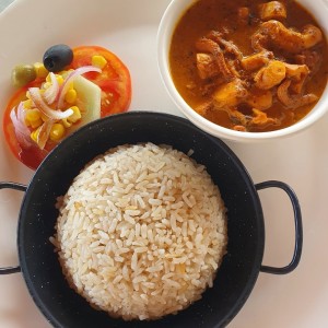 Pulpo en salsa de leche de coco con arroz con coco