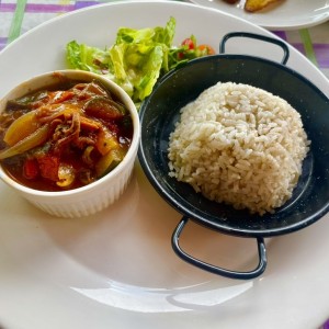Ropa Vieja con Arroz con Coco y Ensalada Mixta