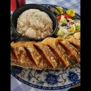 Pescado frito con arroz con coco