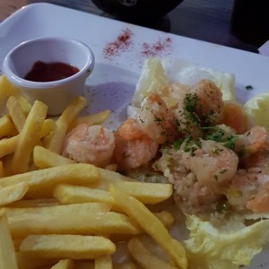 Camarones al ajillo con papas fritas 