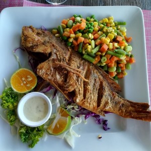 Pago frito con vegetales