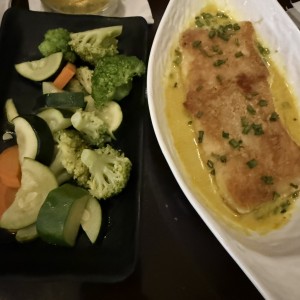 Pescado al coco y curry con vegetales 