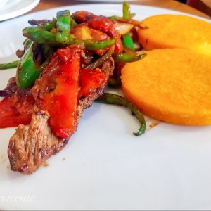 bistec encebollado con tortillas