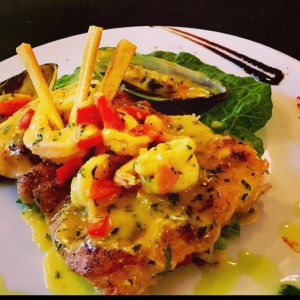 waooo jugoso filete de pescado con camarones y mejillones y crocante de platano en suave crema de coco y curry
