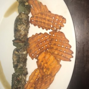 jugosa brocheta de pollo con chips de camote