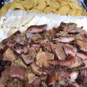 bandeja mixta: bollos, puerco ahumado y queso don joaquin