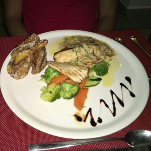 filete de dorado en salsa del chef con papas a la parmesana