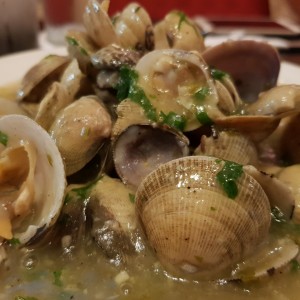Almejas al ajillo