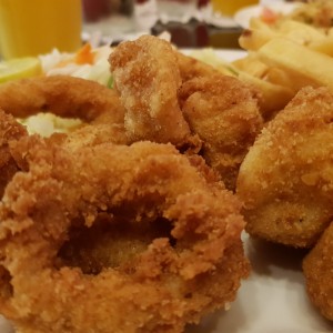 Calamares apanados con papas fritas