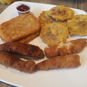 Papa rayada, patacones & tiras de pollo