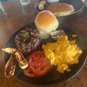Gallo pinto y pancakes