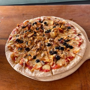 Pizza de pollo con aceitunas 