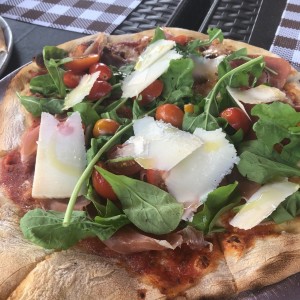 prosciutto. arugula y parmesano
