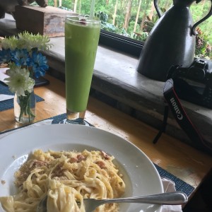 Fettuccini alla carbonara con limonada y hierbabuena
