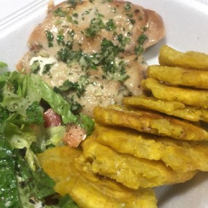 pollo a la plancha con patacones y ensalada