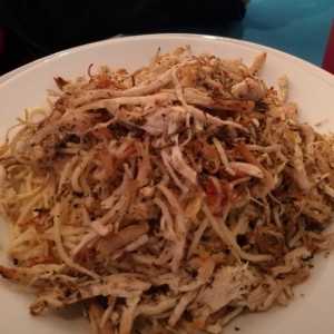 Spaghetti con hongos, feta y pollo