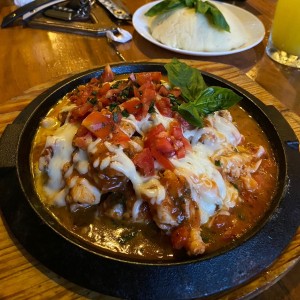 Pollo con camarores en salsa roja