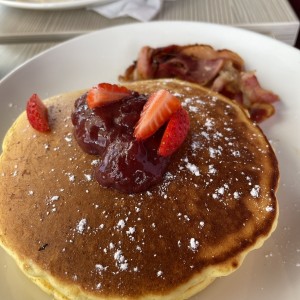 pancake con fresas y bacon
