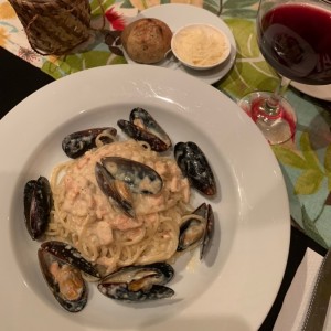 Spaguetti con salmon ahumado y mejillones