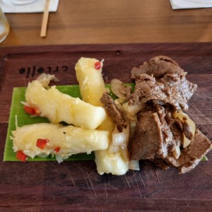 bistec con yuca
