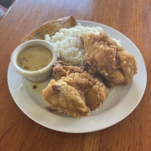 Arroz, pollo frito, arvejas y tajada 