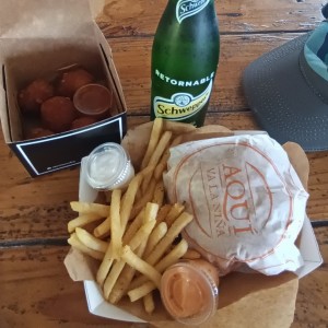 Besos Ardientes (Picante) , Papas fritas (Delicosas) y Hamburguesa la Cura (Jugosa)