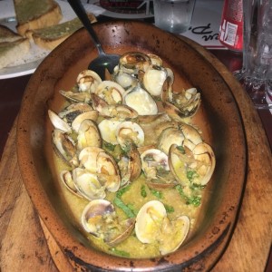 Almejas al Ajillo