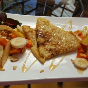 Crepe con frutas frescas y miel