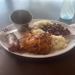 Comida completa con pollo asado y chorizo