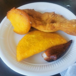 Hojaldre, tasajo, empanada de maíz y torrejita 👎