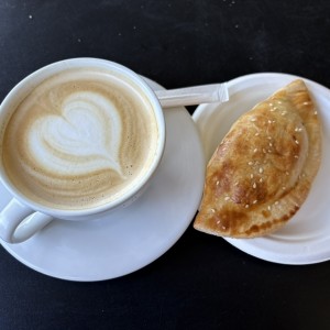 Latte y empanada de carne