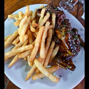 Alitas BBQ con Papas