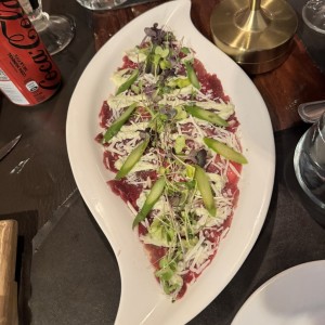 Carpaccio de Res con Aderezo de Wasabi ,Albahaca.Esparragos y Queso Pecorino